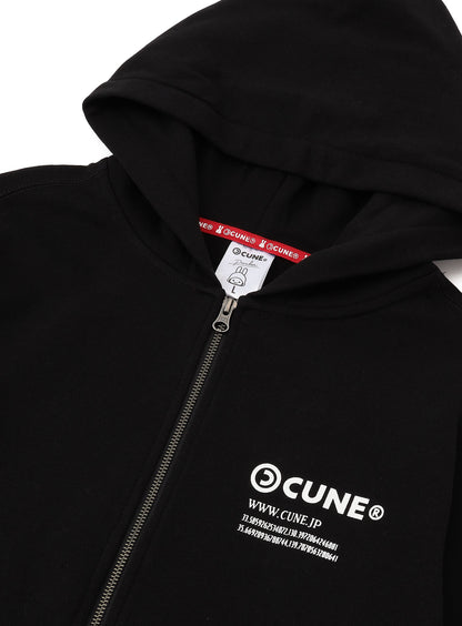 CUNE ZIP PARKA ロゴと文章