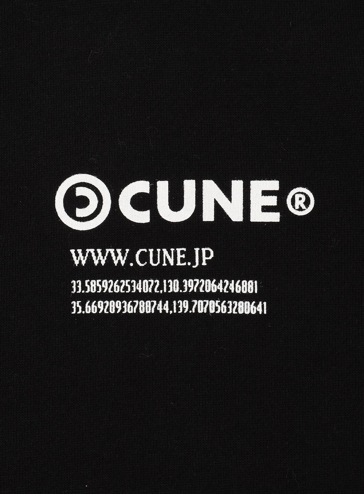 CUNE ZIP PARKA ロゴと文章