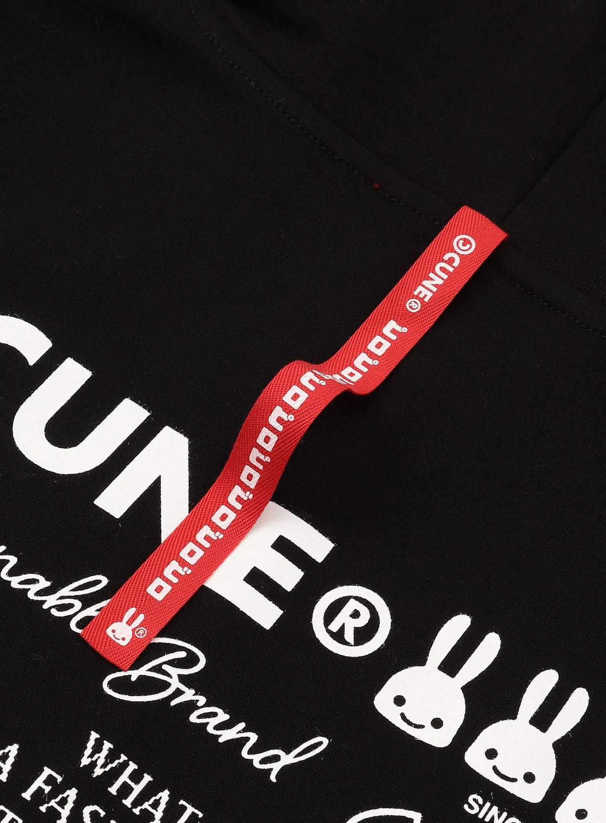 CUNE ZIP PARKA ロゴと文章